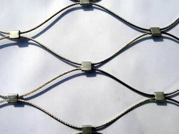 A section of rope mesh made of thin rope with seven ferrules.